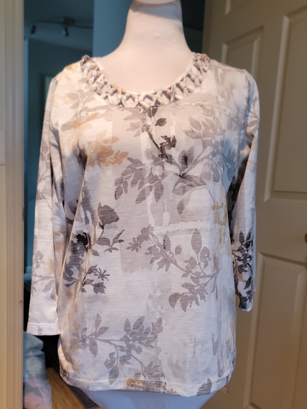 Alfred Dunner Petite SmaWomen's Floral-Print Long Sleeve Knit Top - Beige & Gray